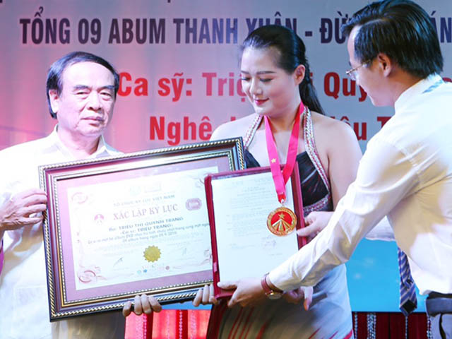 Giải trí - Vừa lập kỷ lục Guinness Việt Nam, nữ ca sĩ này được fan tặng ngay căn nhà