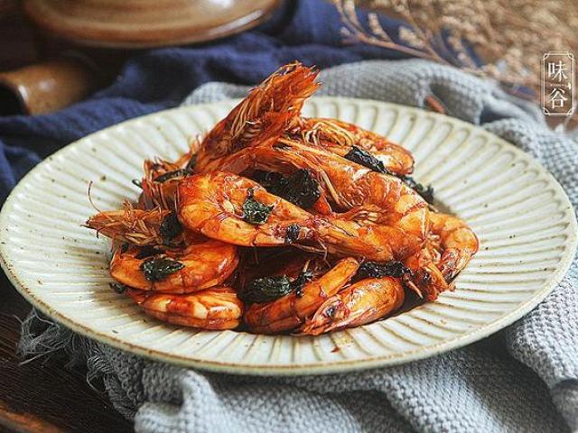 Ẩm thực - Tôm xào mà thêm thứ lá "thơm nức mũi" này vào thì cả nhà cứ chén sạch sành sanh