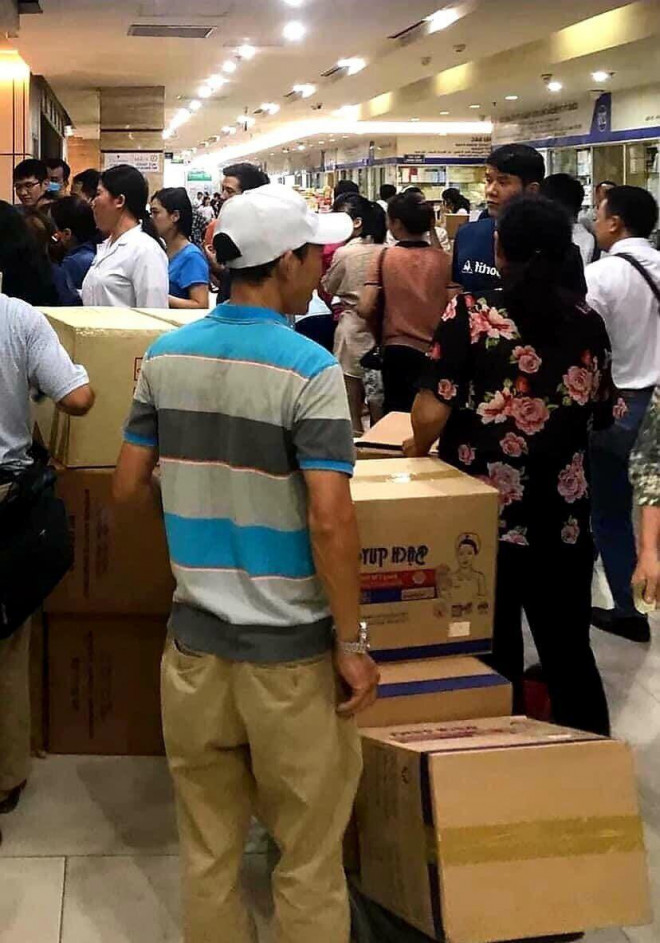 Ngày 24/7, các mối buôn đổ xô về chợ thuốc Hapulico (Hà Nội) "ôm hàng" ngay khi có thông tin về ca nghi nhiễm cộng đồng tại Đà Nẵng.