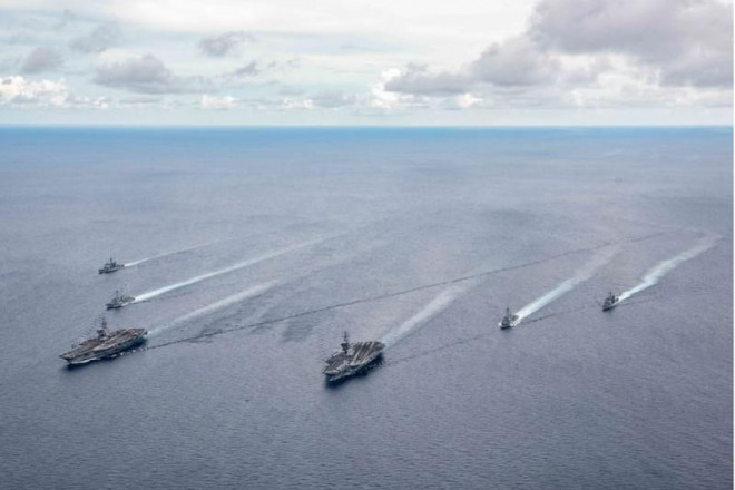 Hai nhóm tác chiến tàu sân bay USS Nimitz và USS Ronald Reagan của Hải quân Mỹ tập trận ở Biển Đông ngày 6-7. Ảnh: Jason Tarleton/U.S. NAVY/EPA-EFE/SHUTTERSTOCK