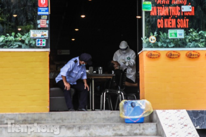 Xét nghiệm nhanh nhân viên cửa hàng pizza có người nghi mắc COVID-19 ở Hà Nội - 3
