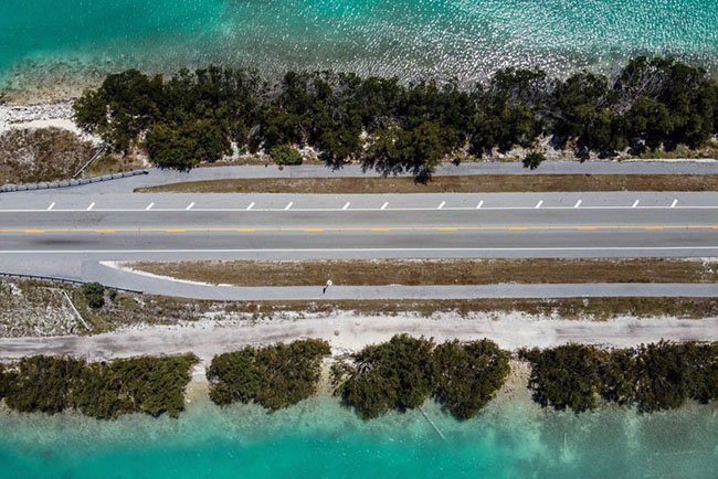 Key Largo, Florida, Mỹ: Một bức ảnh chụp từ trên cao cho thấy con đường vắng vẻ 905 ở Key Largo, một trong hai tuyến đường duy nhất mà người lái xe có thể đi từ Florida đến Florida Keys, một quần đảo san hô thấp ở phía đông nam Hoa Kỳ. 

