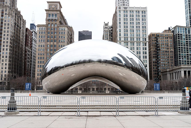 Chicago, Mỹ: Tác phẩm điêu khắc Bean trong Công viên Thiên niên kỷ của Chicago, một địa điểm rất thu hút và luôn đông đúc du khách cũng trở nên vắng vẻ, quạnh quẽ thế này đây. 
