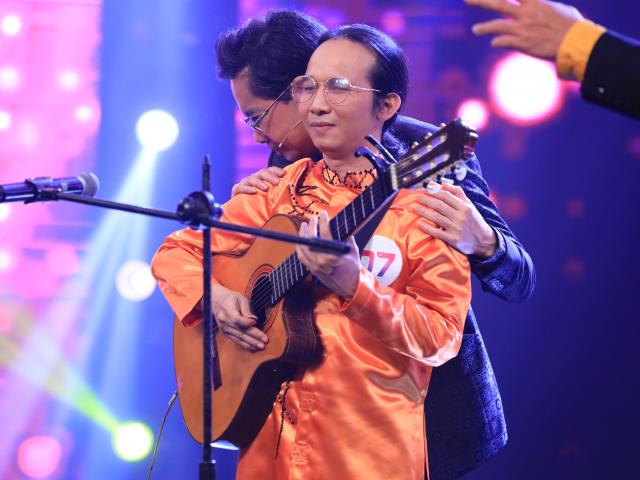 Talk với Sao - "Sao nam có biệt thự 150 lượng vàng" khóc nức nở ôm chàng ca sĩ khiếm thị