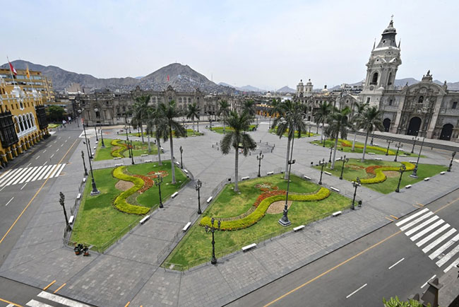 Lima, Peru: Tất cả du khách đã rời khỏi Plaza de Armas (Quảng trường chính) của Lima, một địa điểm tập trung chính bao gồm Dinh Tổng thống và Nhà thờ Lima.
