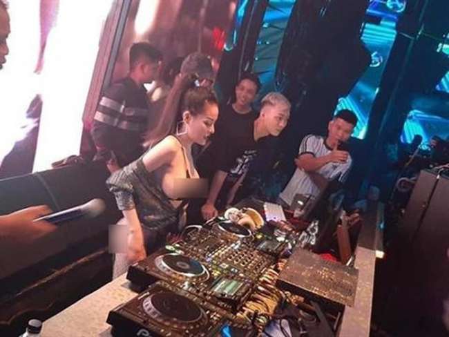 Trên các diễn đàn mạng xã hội, hình ảnh của nữ DJ gốc Bình Định được lan truyền chóng mặt. Sau đó không lâu, Sở Văn hóa và Thể thao Hà Nội cho biết đã nhận được phản ánh, điều tra làm rõ sự việc.
