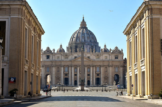 Vatican cũng đóng cửa vào Nhà nguyện Sistine, Bảo tàng Vatican và các địa điểm Quảng trường St. Peter's thường dành cho khách du lịch. 
