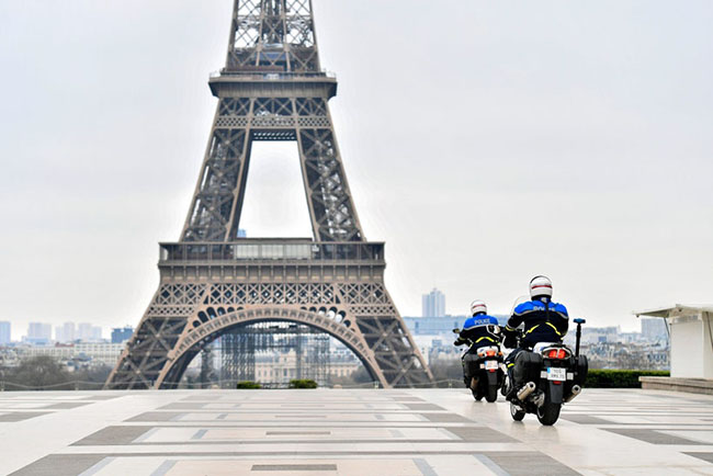 Paris: Nhiều địa điểm lớn nhất của Paris đã đóng cửa do sự bùng phát của SARS-COV-2 như bảo tàng Louvre, Cung điện Versailles, tháp Eiffel.
