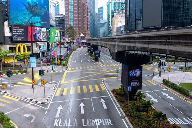 Kuala Lumpur, Malaysia: Kuala Lumpur, một trong những thành phố được du khách ghé thăm nhiều nhất năm 2019 hiện tại có những con đường vắng vẻ như thế này.
