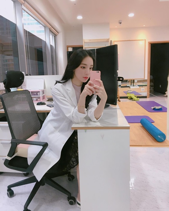Bác sĩ vật lý trị liệu&nbsp;Jung A Yoon cũng là cái tên từng khiến nhiều người xôn xao vì ngoại hình xinh đẹp.
