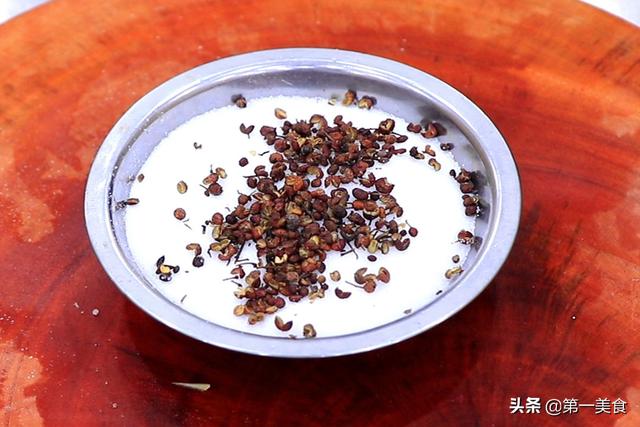 &nbsp;Chuẩn bị một bát muối ăn khác và một ít hạt tiêu.