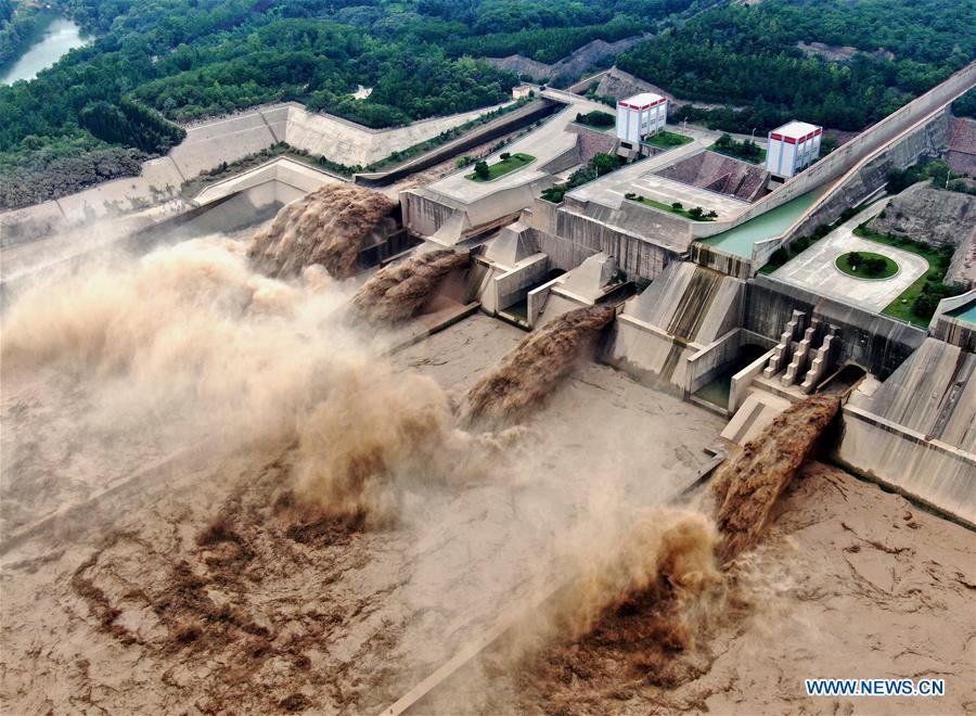 &nbsp;Đập Tiểu Lãng Để trên sông Hoàng Hà xả lũ (ảnh: Xinhua)