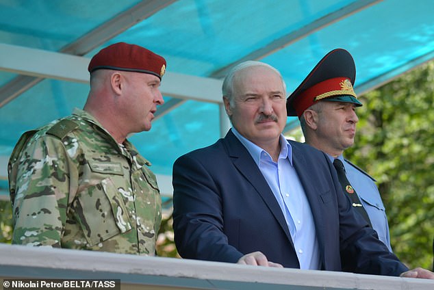 Tổng thống Belarus (giữa) tuyên bố từng nhiễm Covid-19 không triệu chứng. Ảnh: TASS