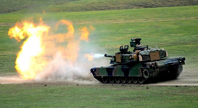 Xe tăng chiến đấu chủ lực M1A2 Abrams của Mỹ khai hỏa trong một cuộc tập trận.