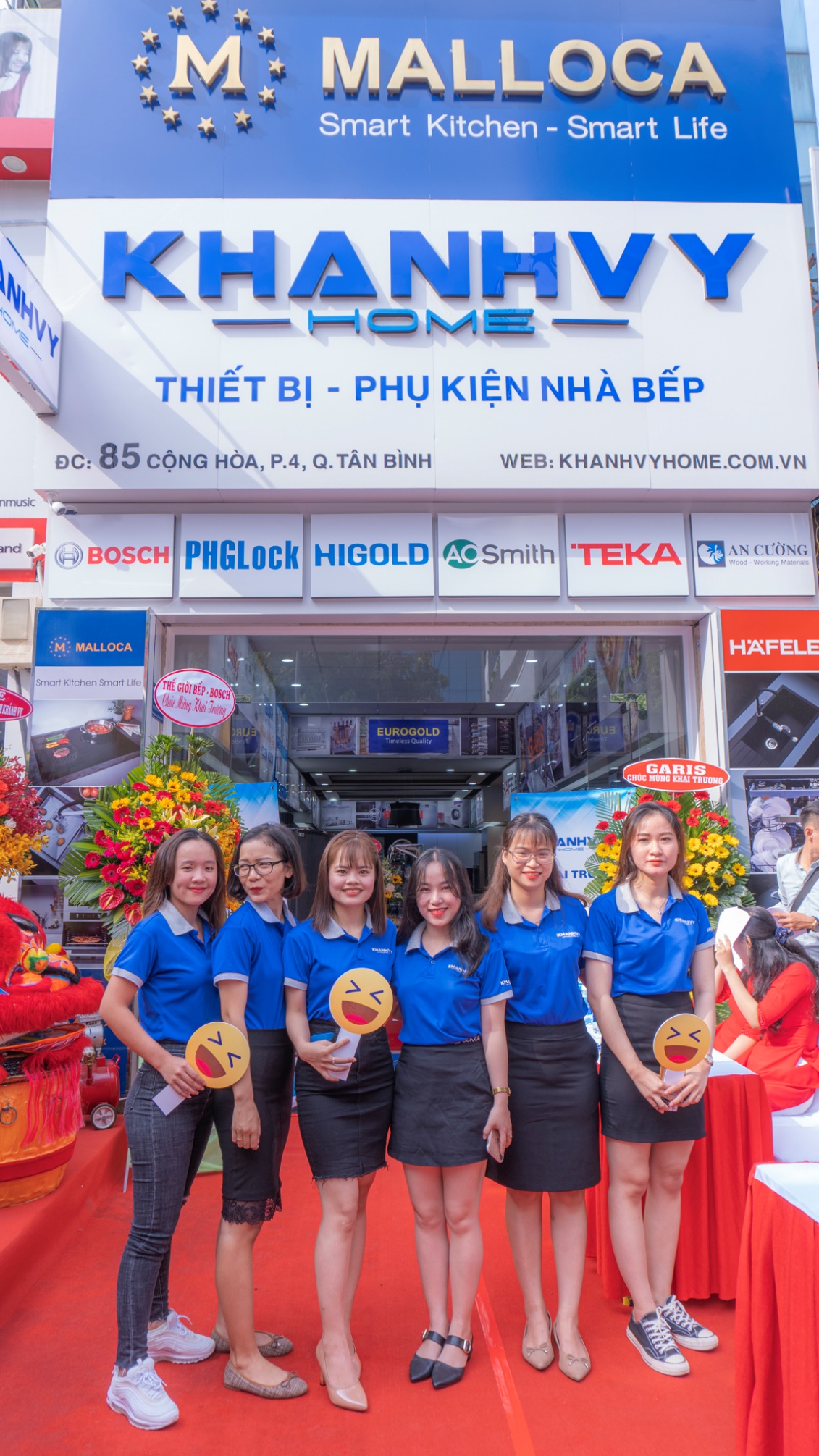 Nhân viên Khánh Vy Home chụp hình lưu niệm ngày khai trương