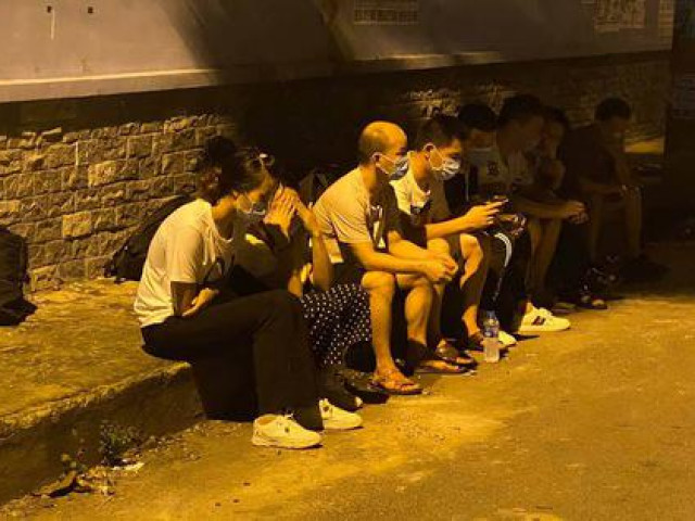 Pháp luật - Thấy Công an quận Tân Phú, nhóm người Trung Quốc bung chạy