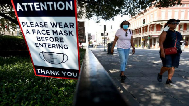 Biển cảnh báo đeo khẩu trang ở TP New Orleans, bang Louisiana (Mỹ) vào ngày 14-7. Ảnh: GETTY IMAGES