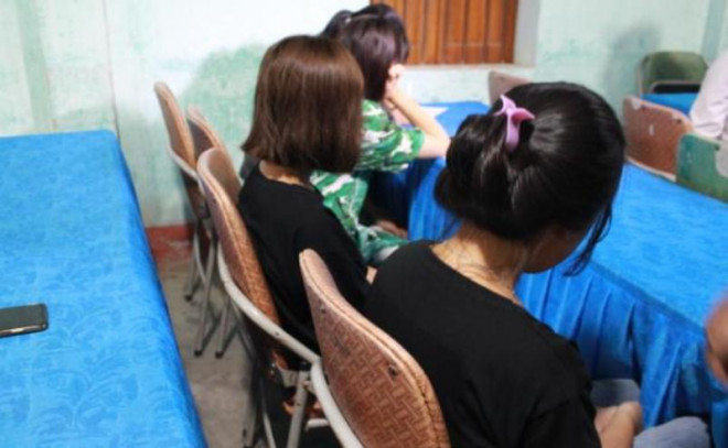 Các thiếu nữ được công an giải cứu đưa về trao trả cho gia đình. Ảnh: CA