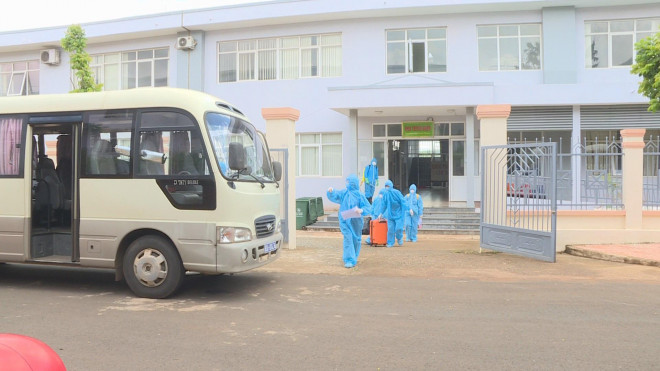 Ngành Y tế Đắk Lắk di chuyển nữ sinh viên mắc Covid-19 và hơn 20 trường hợp tiếp xúc gần sang bệnh viện mới