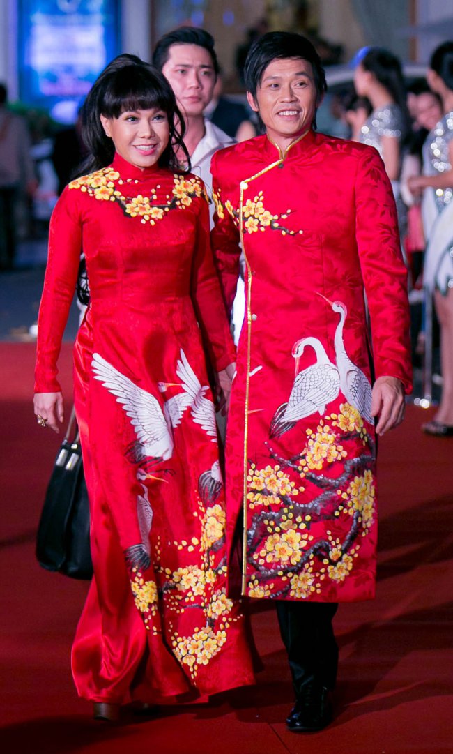 Vì thường xuyên đóng vai vợ chồng trong phim điện ảnh lẫn các tiểu phẩm hài, Việt Hương bị nhiều khán giả nhận nhầm là vợ Hoài Linh.
