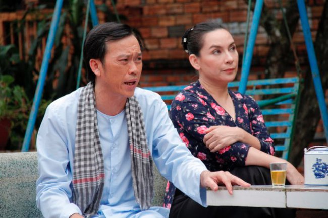 Cụ thể, trong một chương trình, Phi Nhung tiết lộ chuyện ba mẹ Hoài Linh khi ở Mỹ từng muốn nam danh hài cưới cô và thường xuyên khen nữ ca sĩ xinh đẹp, dễ thương.
