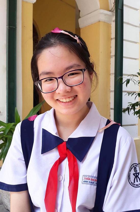 Nữ sinh Lê Nguyên Anh Khuê đạt được 2 điểm 10 của 2 môn Toán và tiếng Anh trong kỳ thi vào lớp 10 THPT 2020. Ảnh:&nbsp;Pháp luật và Bạn đọc&nbsp;
