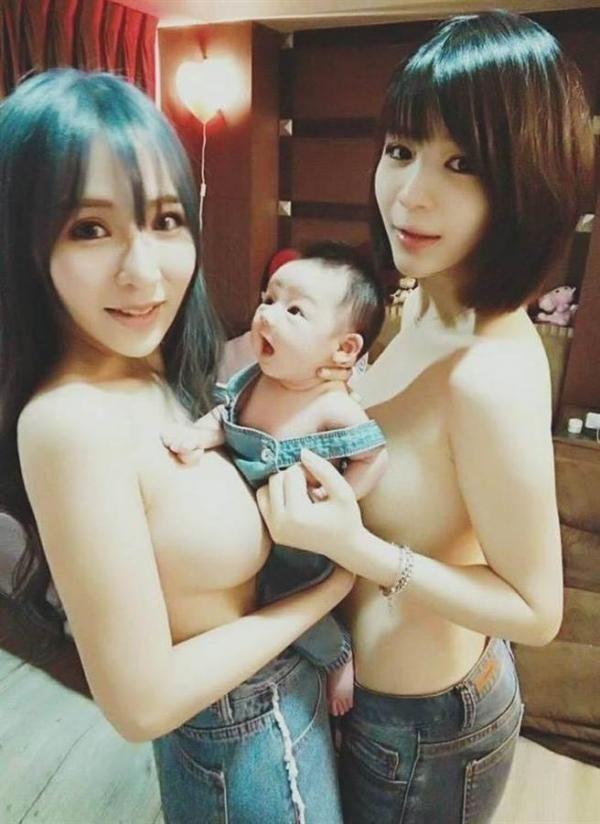 2 mẹ trẻ ngực trần chụp với bé gái, bố đứa trẻ liên tục xin quay lại mà không được - 1