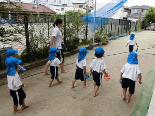 Sức khỏe đời sống - Biết lý do trẻ em Nhật Bản luôn đi chân trần khiến ai cũng phải tâm phục khẩu phục