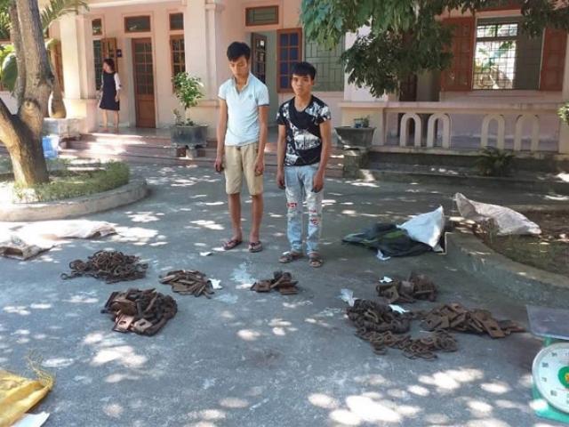 Pháp luật - Hai thanh niên rủ nhau tháo đường tàu đem đi bán lấy tiền chơi game