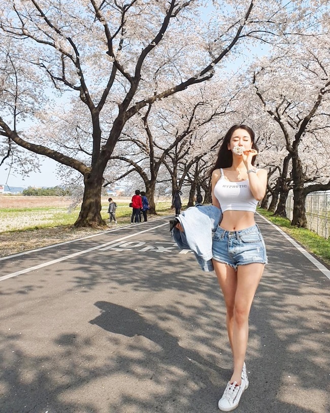 Candy Seul (Kim Il Seul) là người mẫu, streamer nổi tiếng trên mạng xã hội Hàn Quốc.
