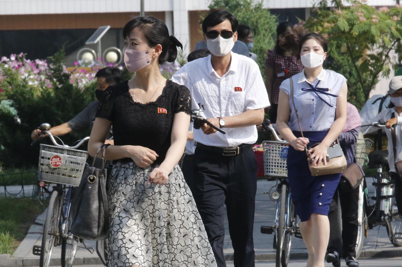 Người dân thủ đô Bình Nhưỡng đều đeo khẩu trang khi ra ngoài. Ảnh: AP