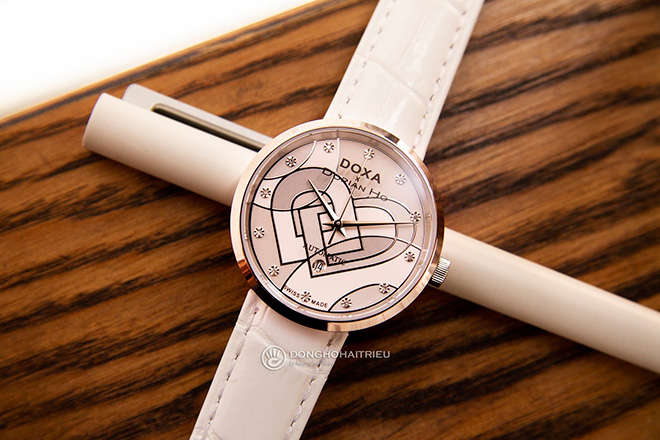 Doxa x Dorian Ho khoác lên mình một màu sắc mới lạ bằng họa tiết trái tim đôi - Ảnh: DoxaD225RGY