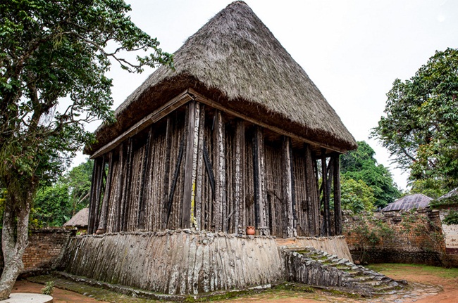 Bên trong cung điện có một ngôi đền Achum vẫn xây dựng bằng gỗ, tre và lợp tranh.
