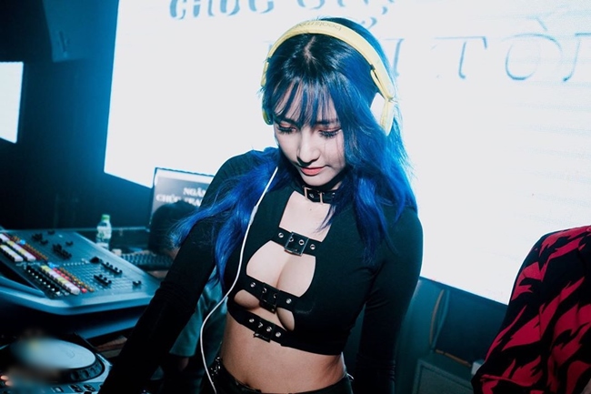Jenny Yến - DJ sexy được báo Hong Kong ca ngợi hết lời gây ấn tượng với phong cách ăn mặc táo bạo khi đi show, biểu diễn trong các quán bar.
