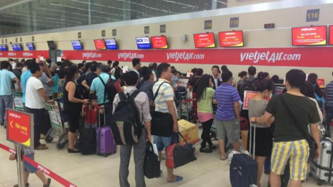 Một nam hành khách đã nhổ nước bọt vào mặt nhân viên hàng không vì ra muộn, không được bay