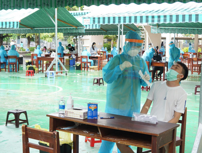 Lấy mẫu dịch họng để xét nghiệm cho người dân ở khu vực xung quanh 3 bệnh viện bị phong tỏa tại Đà Nẵng