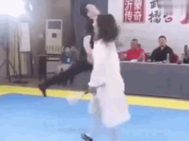 Media - Bốn võ sĩ lực lưỡng bị cao thủ bí ẩn đánh cho "bò lê bò càng"?