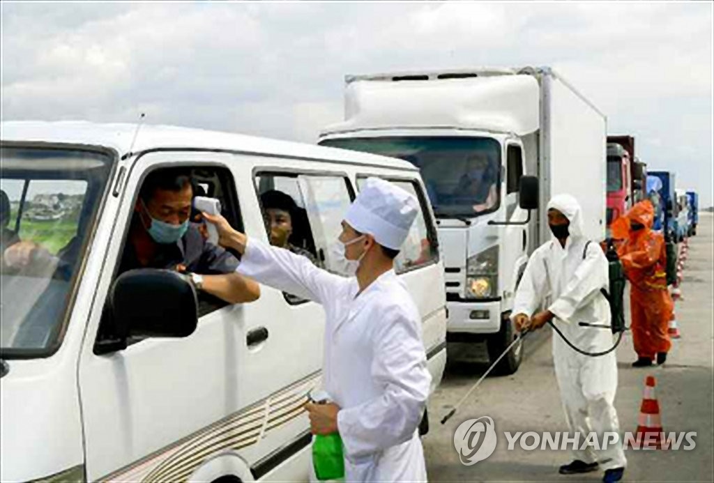 Một nhân viên y tế Triều Tiên kiểm tra thân nhiệt của tài xế. Bức ảnh được tờ&nbsp;Rodong Sinmun của Triều Tiên đăng tải hôm 31/7