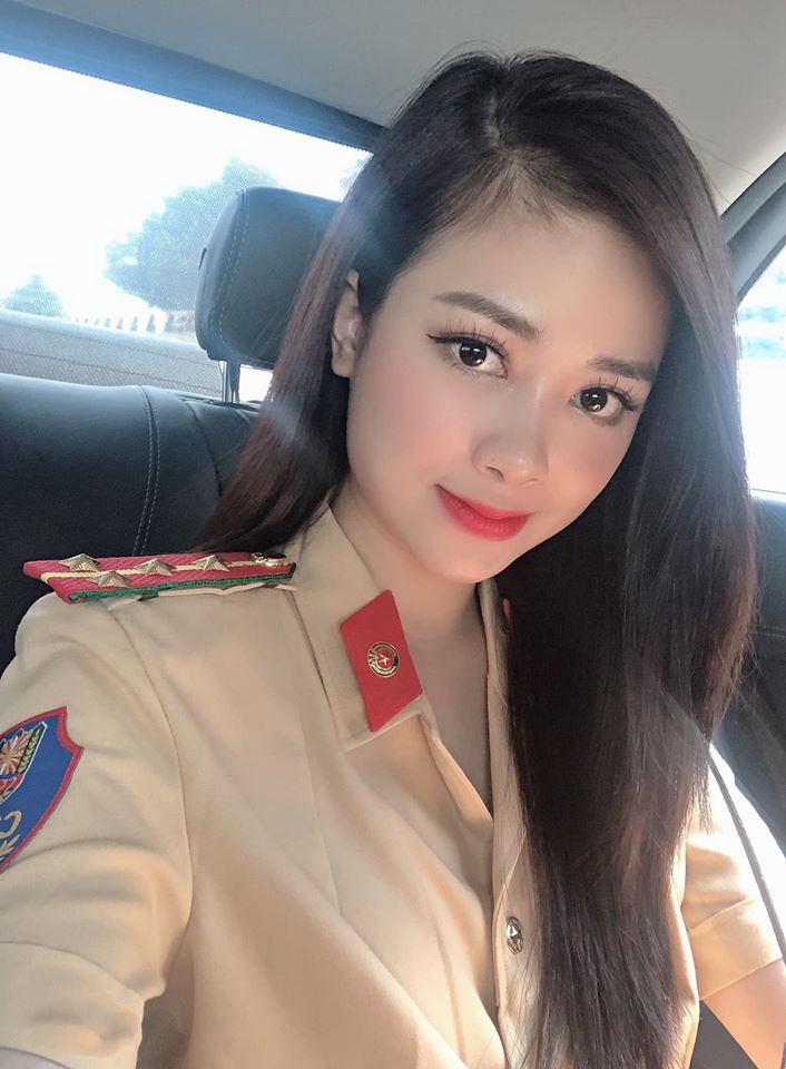 Nữ cảnh sát giao thông xinh đẹp khiến fan nam \