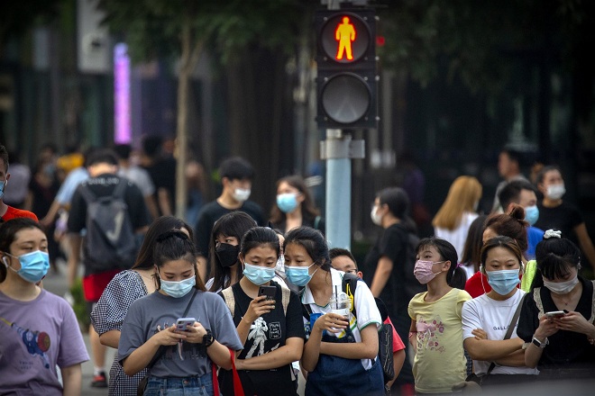 Người dân Bắc Kinh đeo khẩu trang khi ra đường.