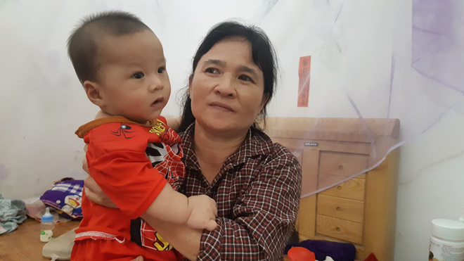 Bà Phương và con út của anh Thắng.