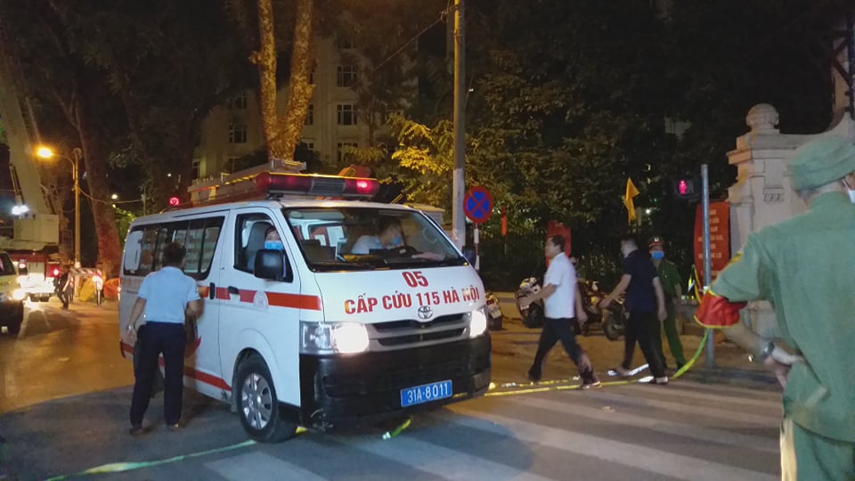 Xe cấp cứu đến hiện trường đưa nạn nhân đến bệnh viện.