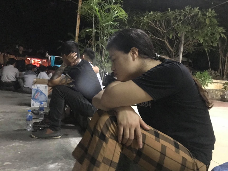 Chị Phương nghẹn ngào khi nhận tin bố tử vong trong vụ tai nạn lao động.