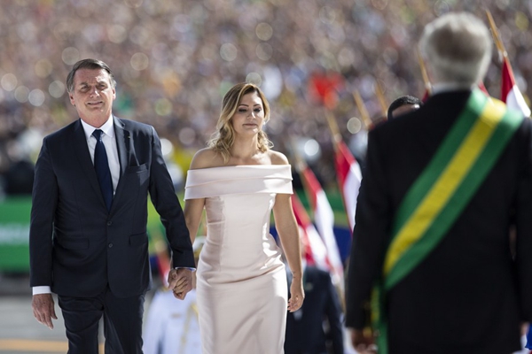 Bà Michelle nắm tay ông Bolsonaro trong lễ tuyên thệ nhậm chức tổng thống của chồng vào ngày 1.1.2019.