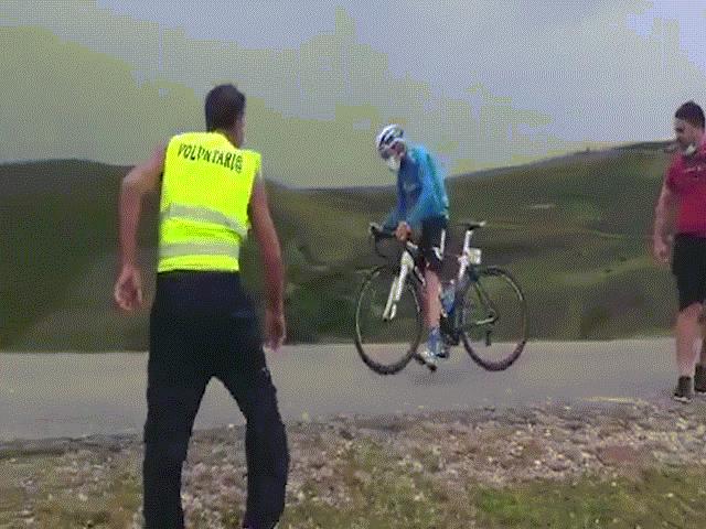 Thể thao - Hãi hùng đua xe trên đỉnh núi: Gió thổi bay cua-rơ, nhiều người ra cứu