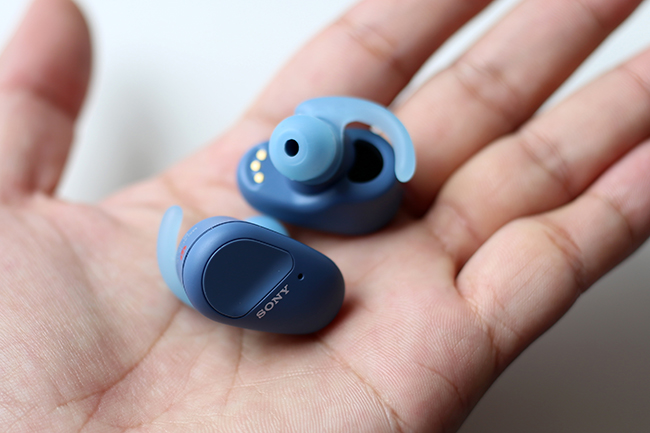 Với chế độ Kiểm soát âm thanh xung quanh (Ambient Sound Mode), người dùng dễ dàng kiểm soát mức độ âm thanh môi trường thu vào tai nghe nhiều hay ít thông qua ứng dụng Sony | Headphones Connect (với mức điều chỉnh từ 1 đến 20).
