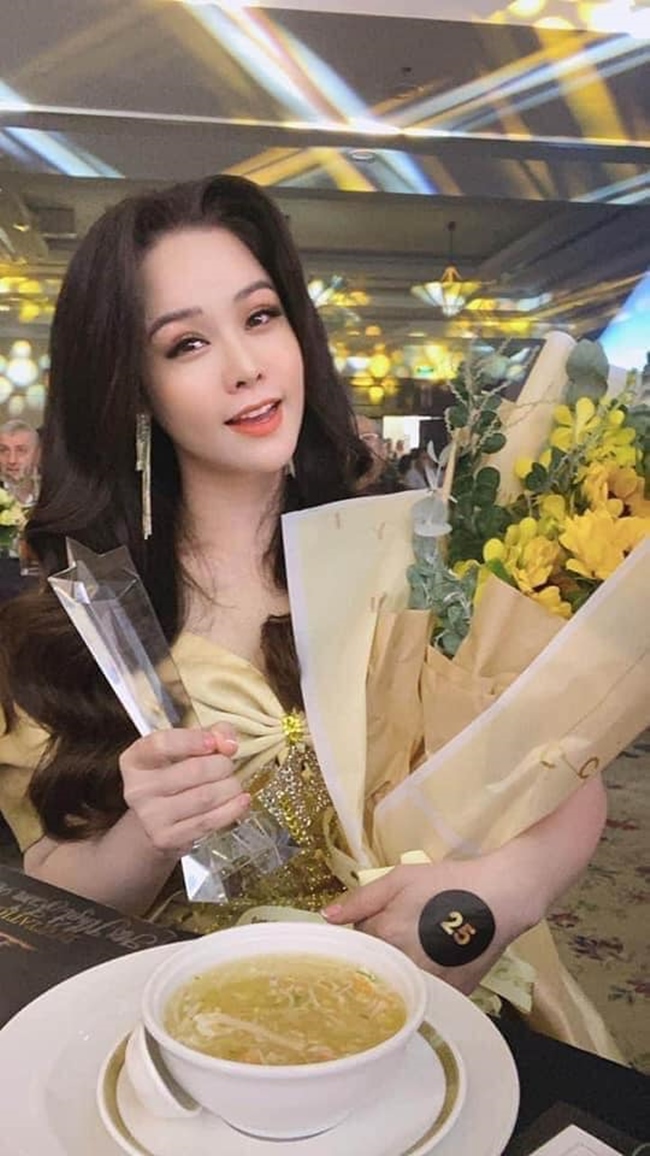 Mới đây, tại lễ trao giải thường niên Men & Life Awards, Nhật Kim Anh đã xuất sắc vượt qua hàng loạt tên tuổi lớn để giành chiến thắng tại hạng mục “Nữ diễn viên của năm” nhờ vai Thị Bình phim "Tiếng sét trong mưa".
