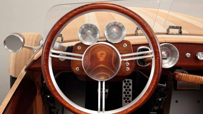 Một chiếc đồng hồ đo tuổi thọ của chiếc xe trong hơn 100 năm, được đặt bên trong xe
