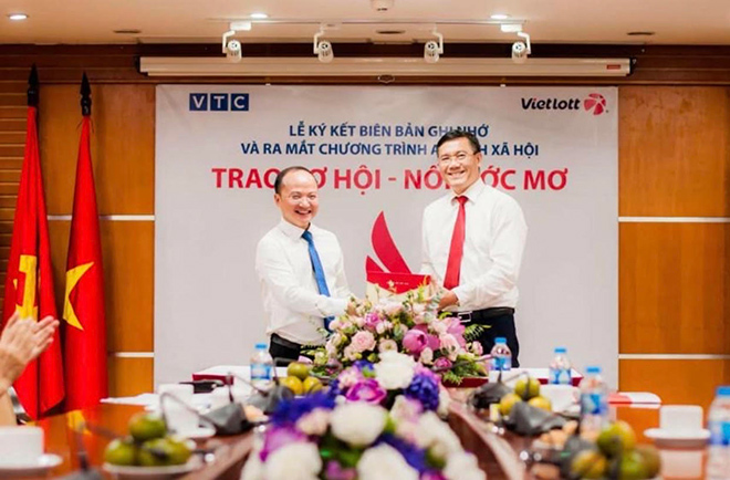 Ông Trần Đức Thành - Giám đốc Đài truyền hình kỹ thuật số VTC (bên trái) và ông Nguyễn Thanh Đạm - Tổng Giám đốc Vietlott (bên phải) ký kết hợp tác&nbsp;