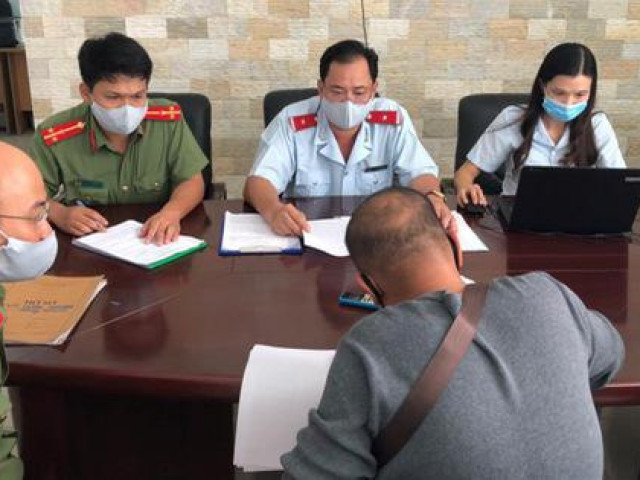 Pháp luật - Hướng dẫn viên khoe "chiến tích" dẫn khách tẩu thoát khỏi Đà Nẵng bị phạt 10 triệu